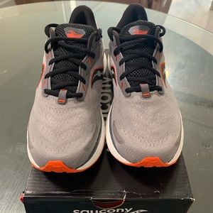 BRAND NEW Saucony Size: 10M Triumph 19 Athletic Running Shoes Alloy/Fire